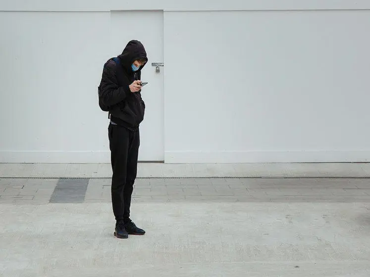 Lone Mask wearer 747x560