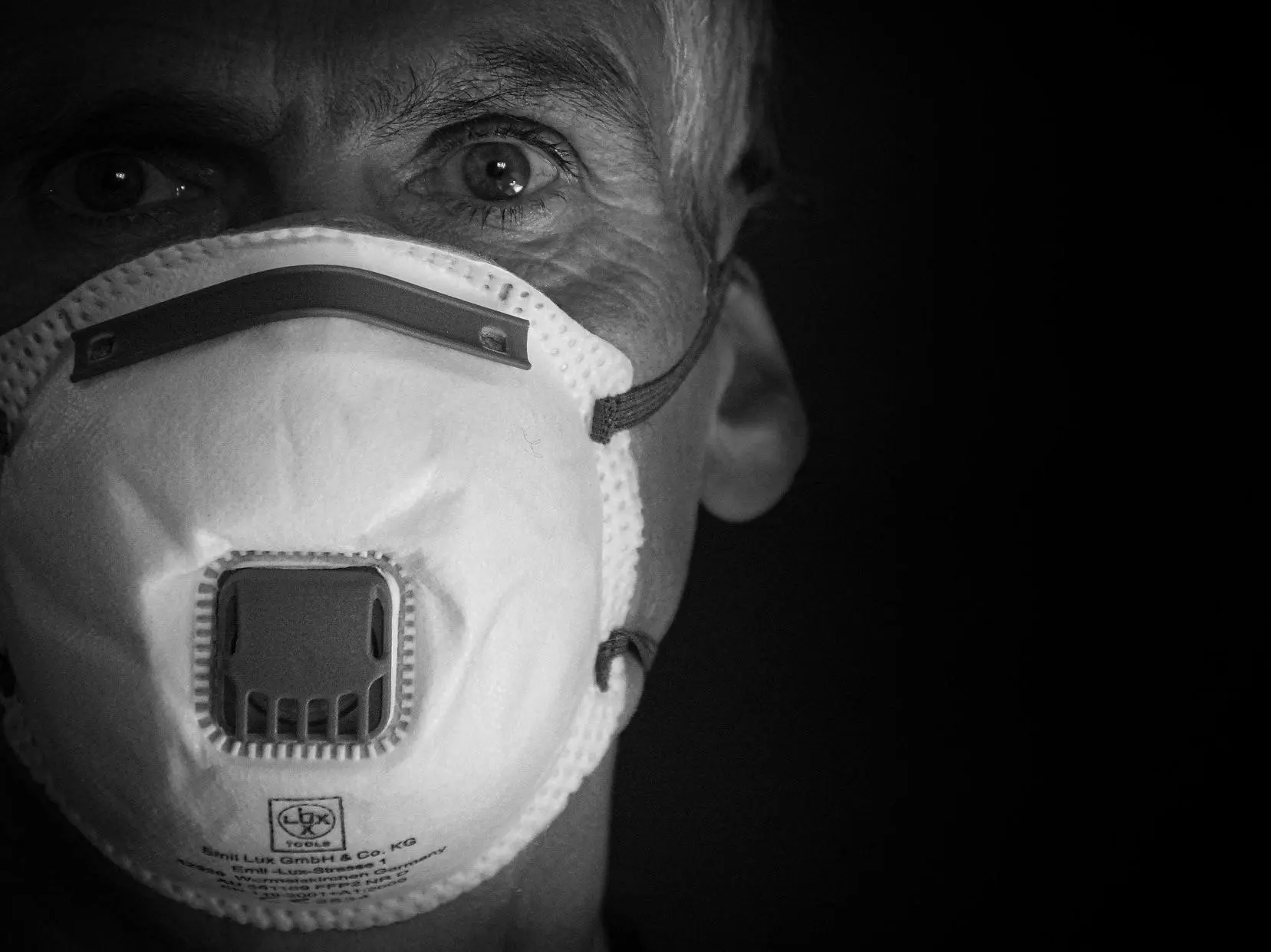 mask 747 x 560