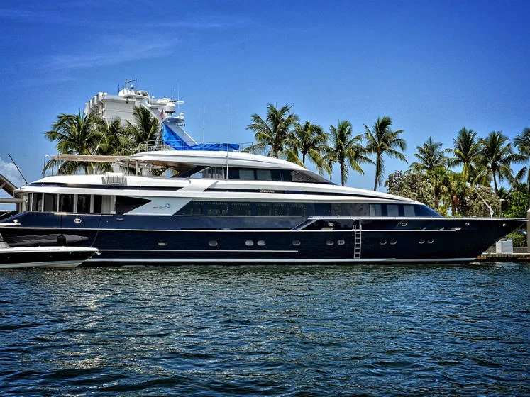 yacht 747x560