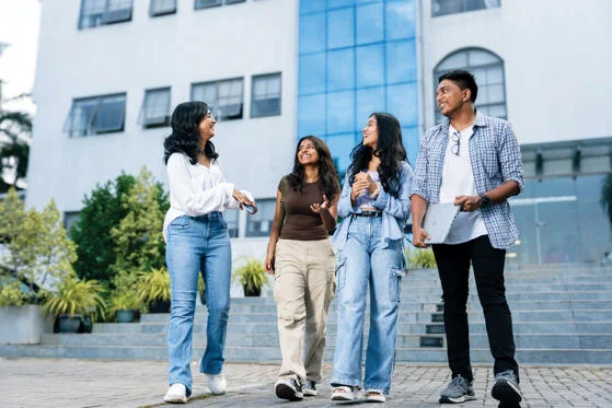 Global_Programmes_RTC - RIC 3 - students outside building