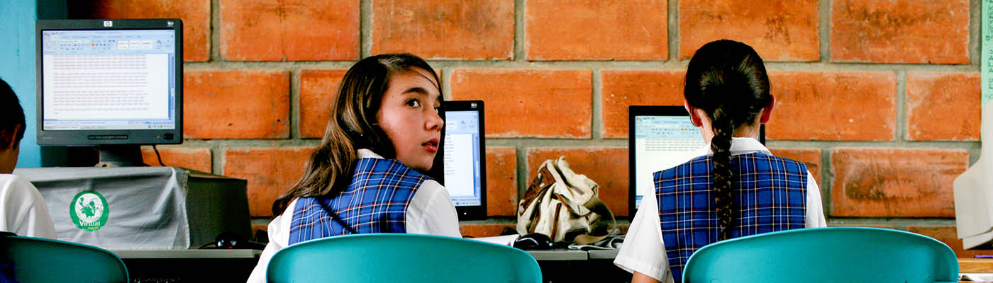 colombia_antioquia_schoolgirls_computers_cc_1400x400