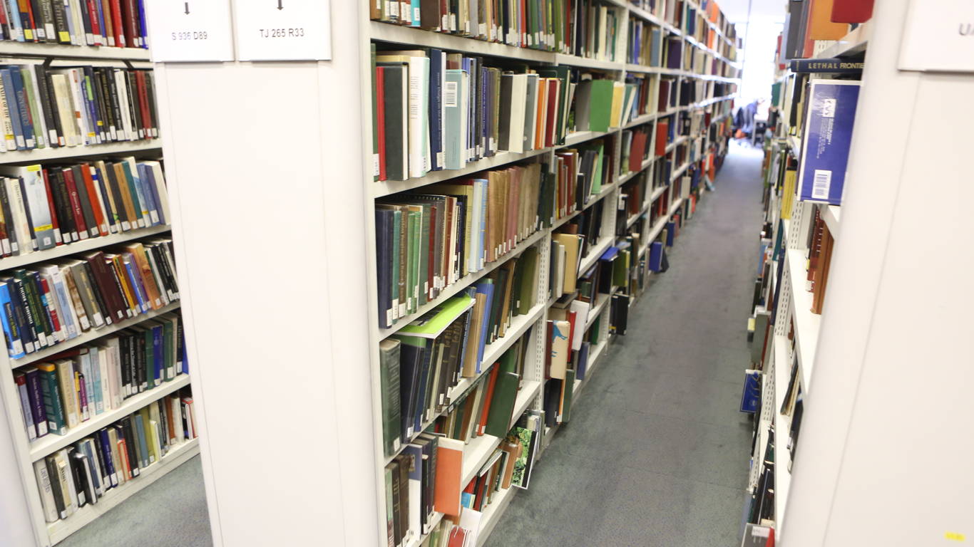 Book_Shelves_0258_1366x768_16-9_sRGBe