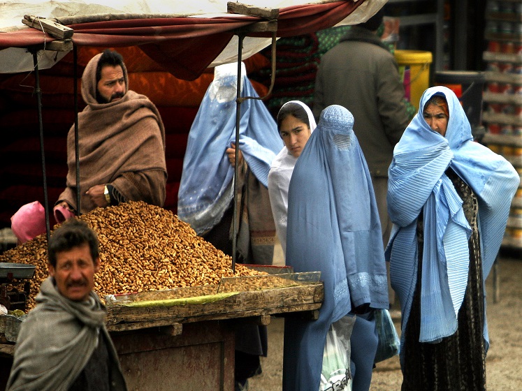 Afghan_women_at_market 747x560