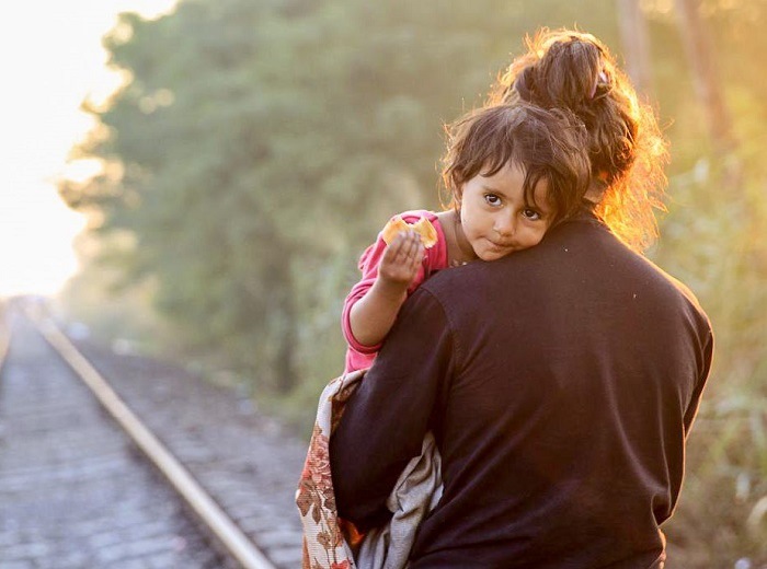 Mother and child refugee 4x3