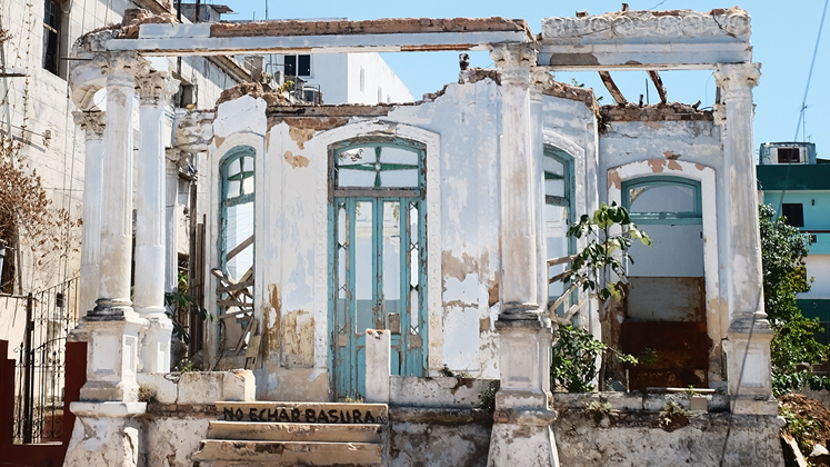 "Do not Throw Garbage!": lessons in urban resilience from Cuba