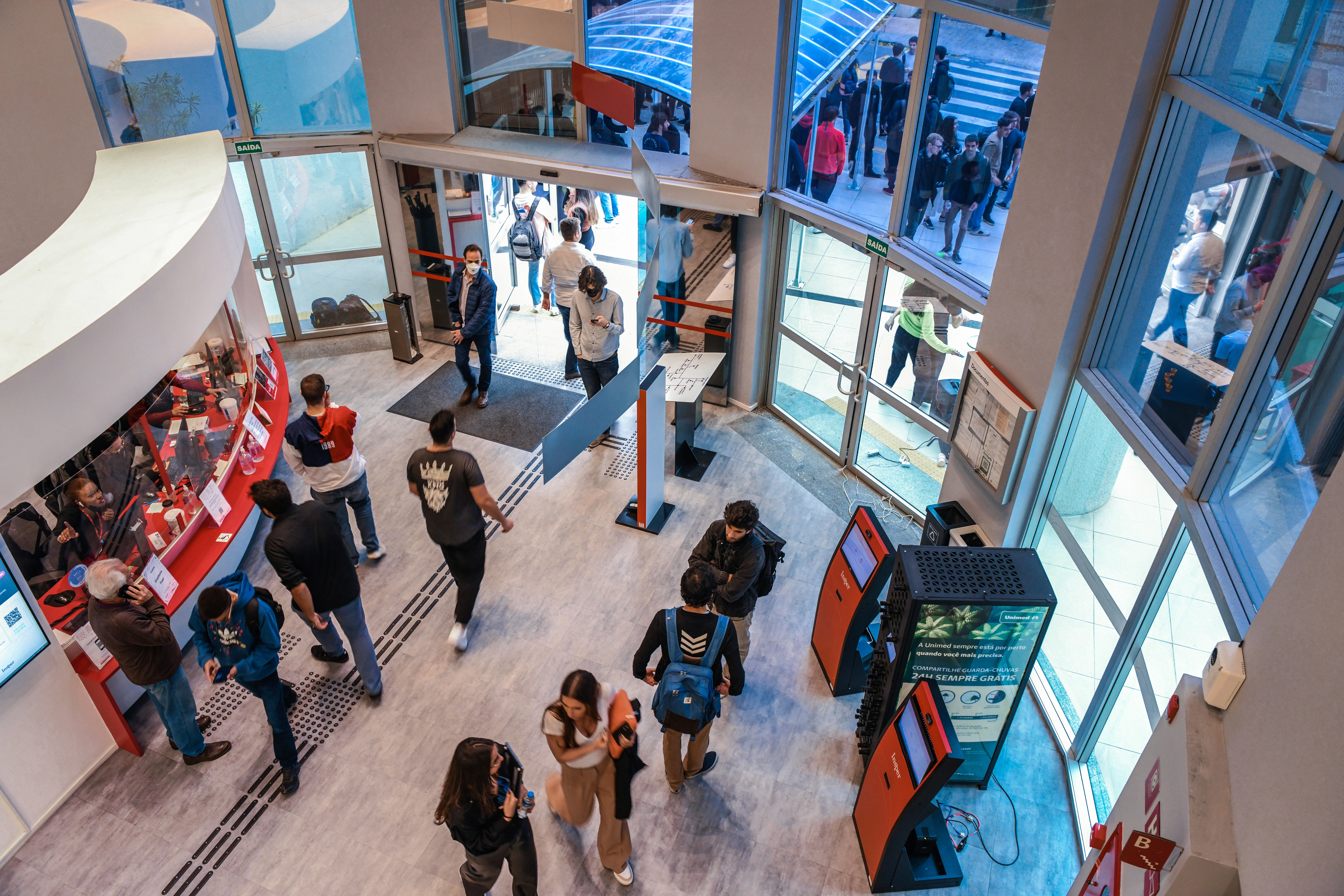 Students in Insper’s modern São Paulo campus atrium