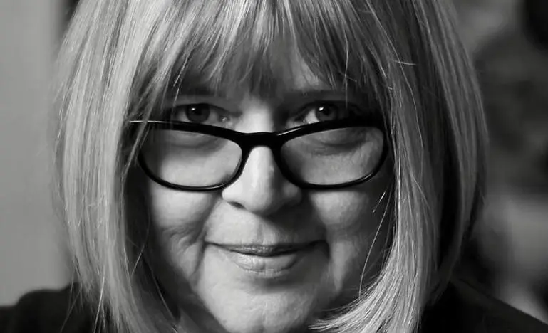 Black and white profile image of Bea Lewkowicz