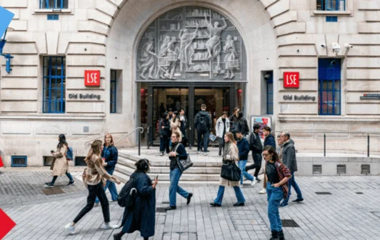 LSE students walk around campus