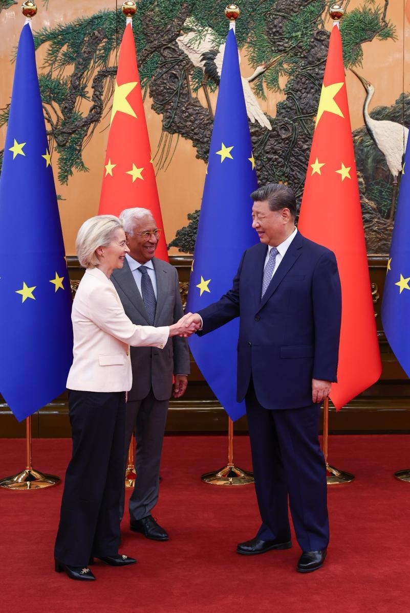 Leaders from the EU and China shaking hands