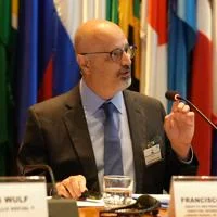 Francisco Ferreira presenting at ECLAC