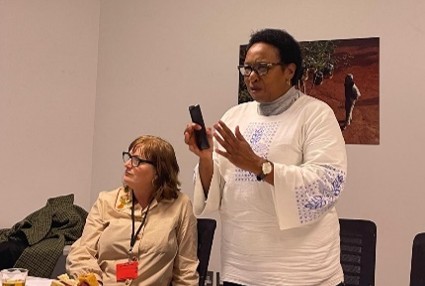 Researcher standing and presenting at a discussion session