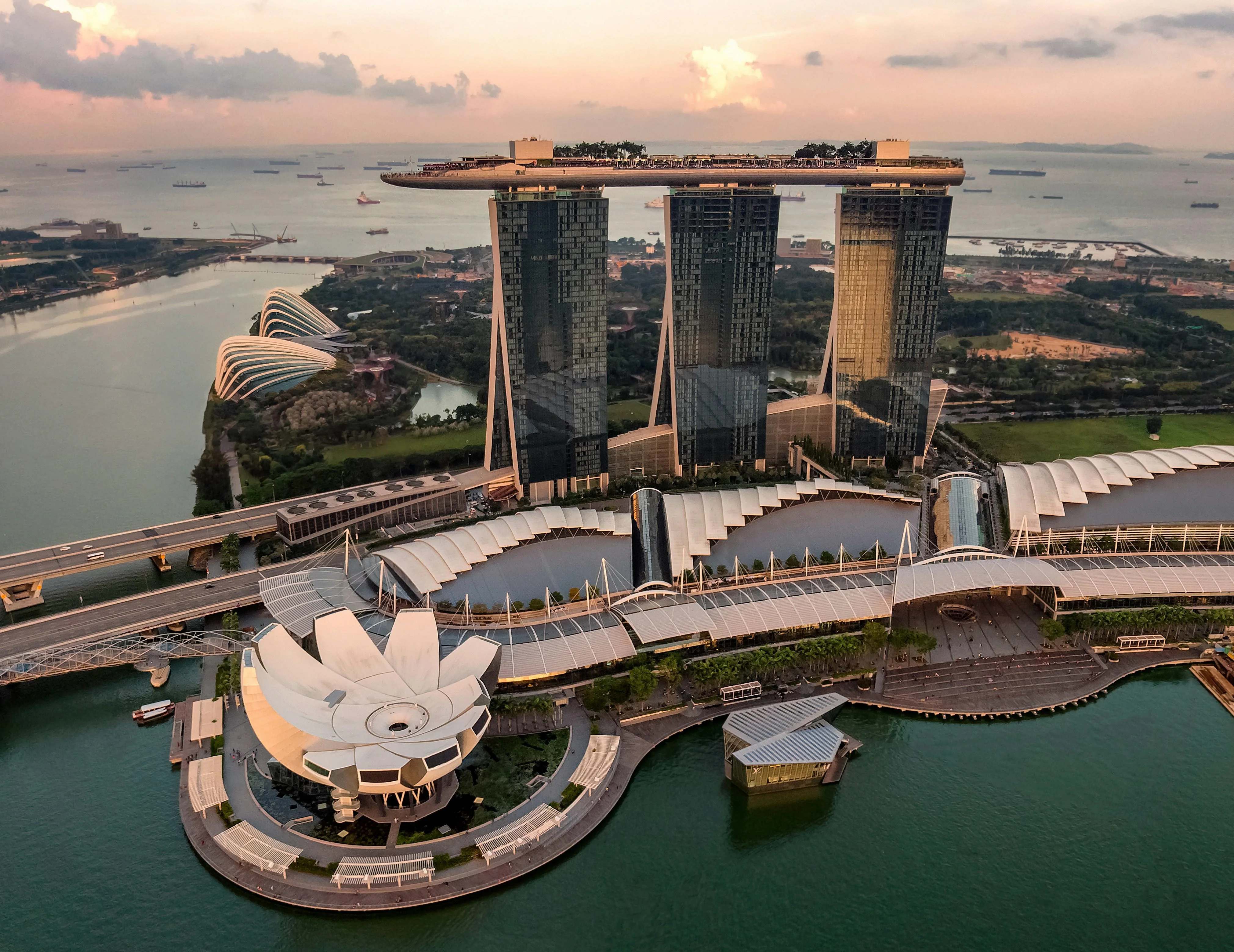 A photo of the landscape of Singapore, featuring the ArtScience museum and the Marina Sands Bay.
