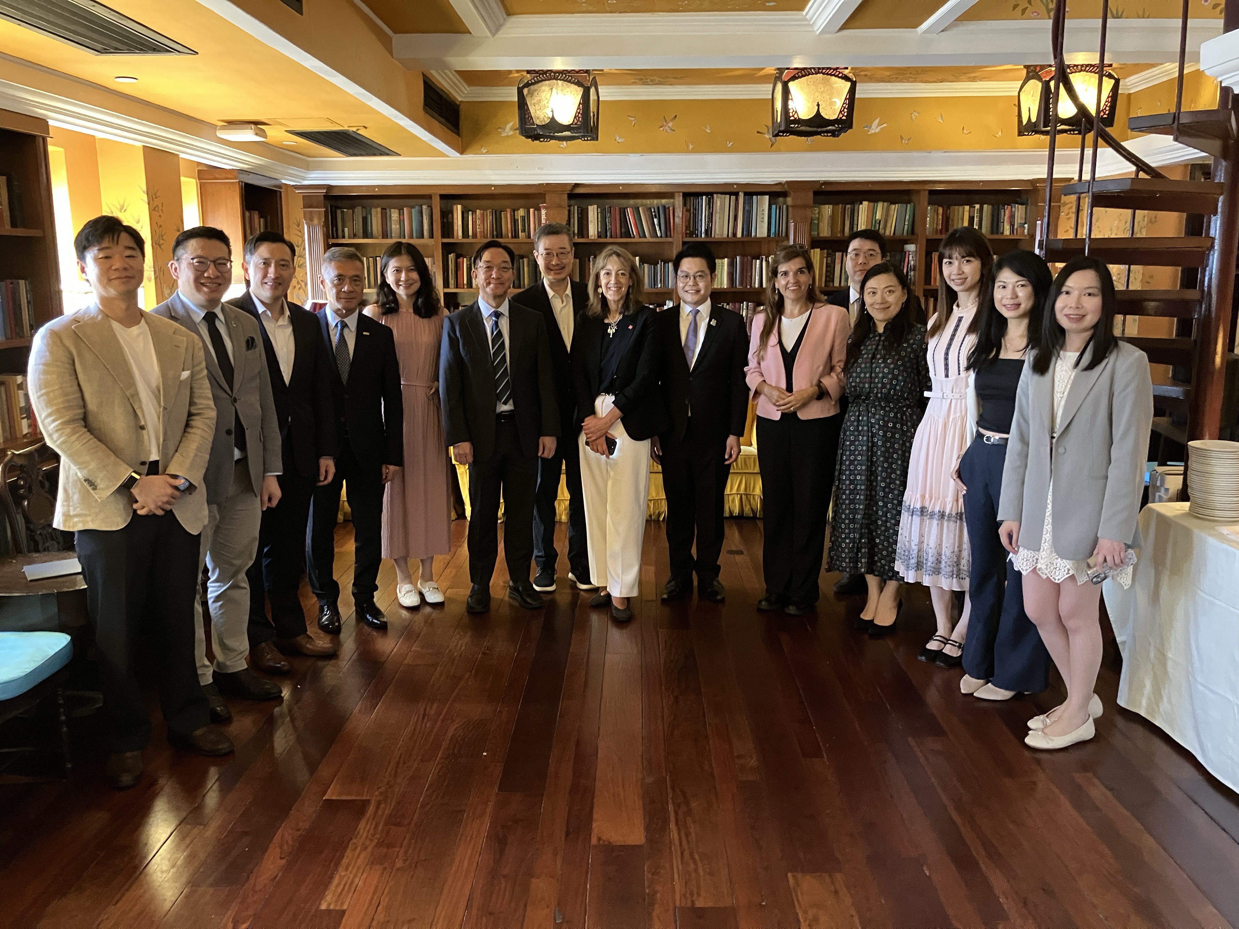 15 individuals posing at the LSE Hong Kong Alumni event. 