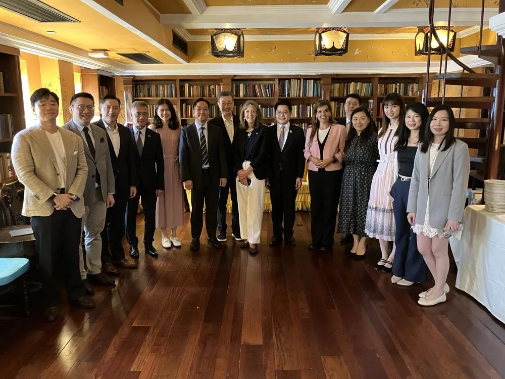 15 individuals posing at the LSE Hong Kong Alumni event.