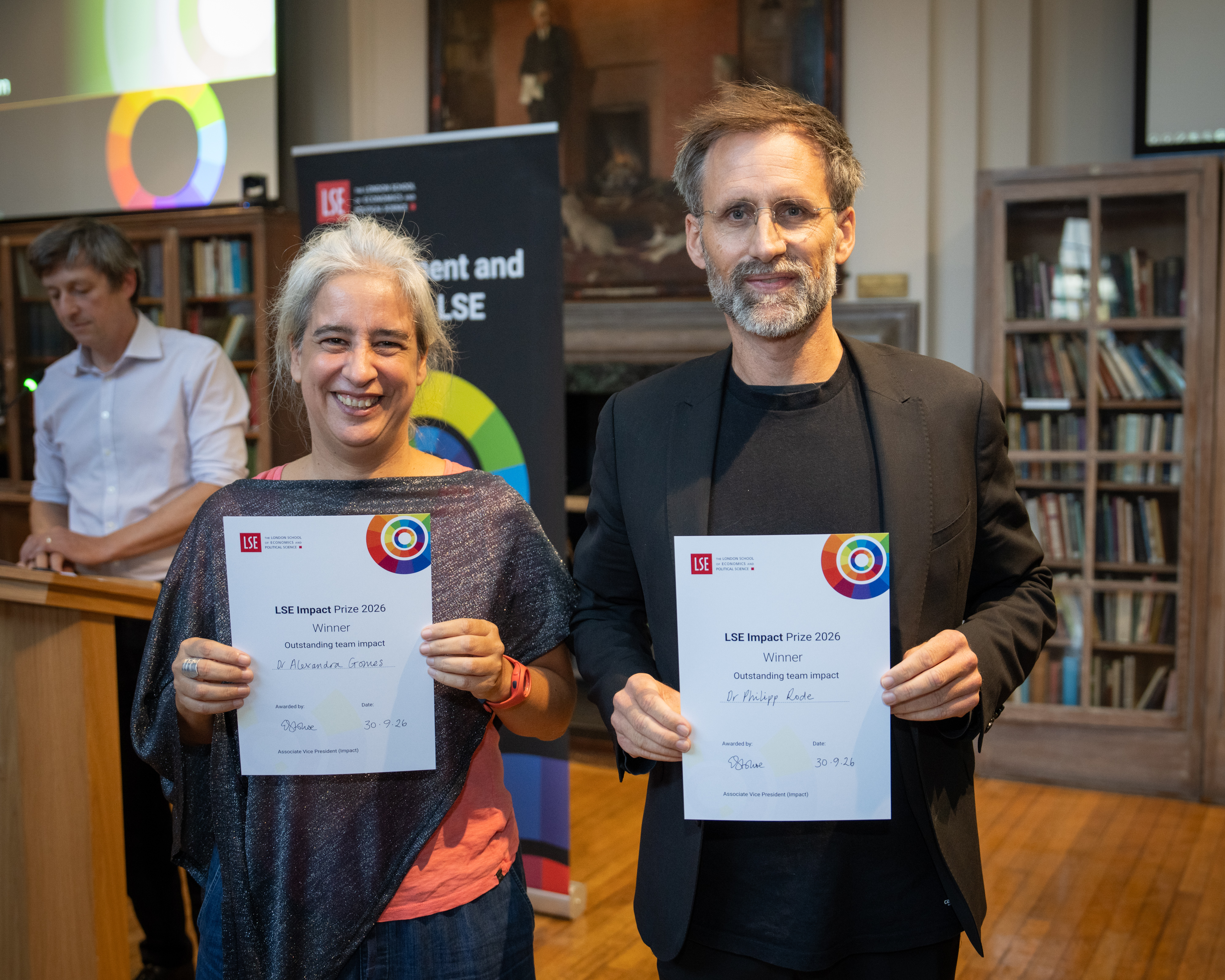 Alex Gomes and Philipp Rode accept the 2026 LSE Impact prize for research projects. 