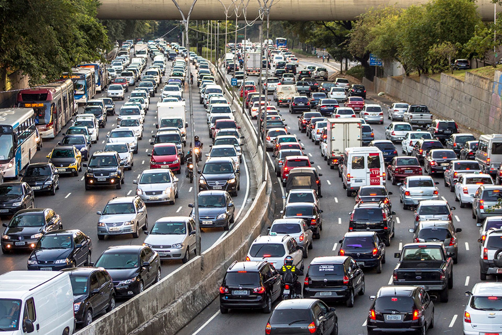 a 4-lane motorway full of traffic