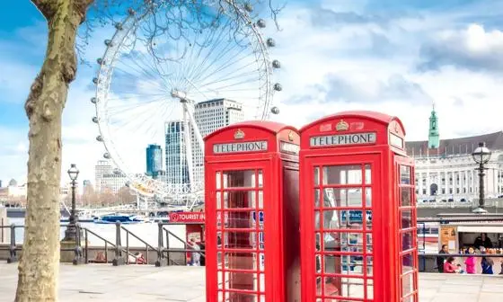red phone boxes in front of the London eye