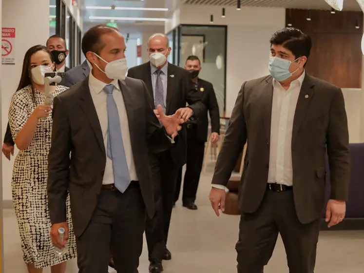 Rafael Mendoza walks along a corridor with Costa Rican President Carlos Alvarado