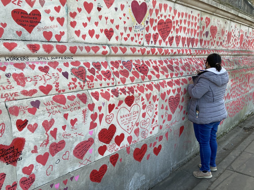 person-signs-national-covid-memorial-cc-by-2.0-4-3