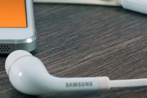 phone-earphones-podcast-1400x300-header