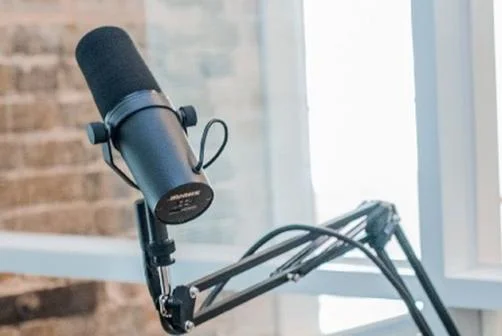 podcast-mikes-mic-monitors-1400x300-header