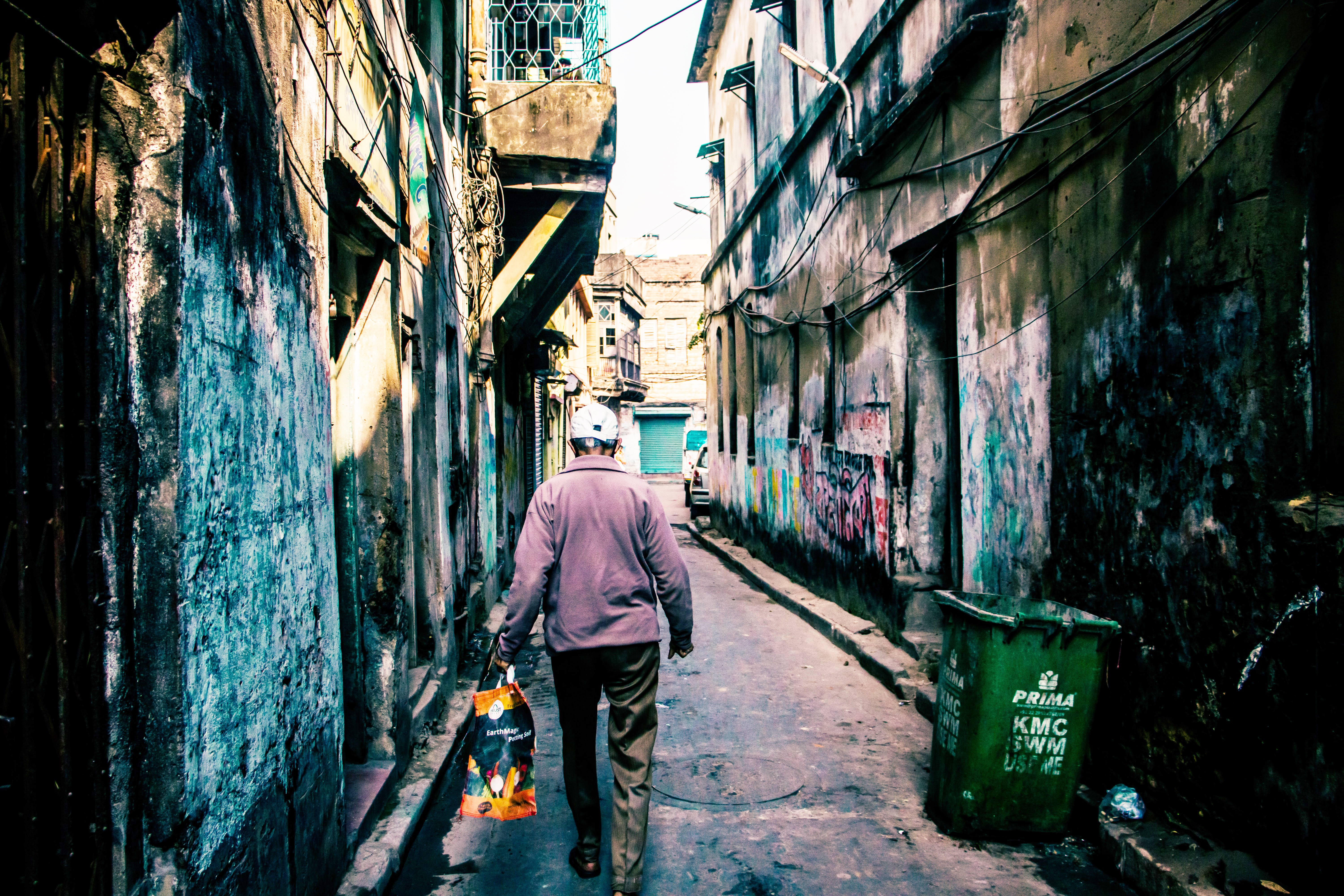 Walking_Stonetown_ID