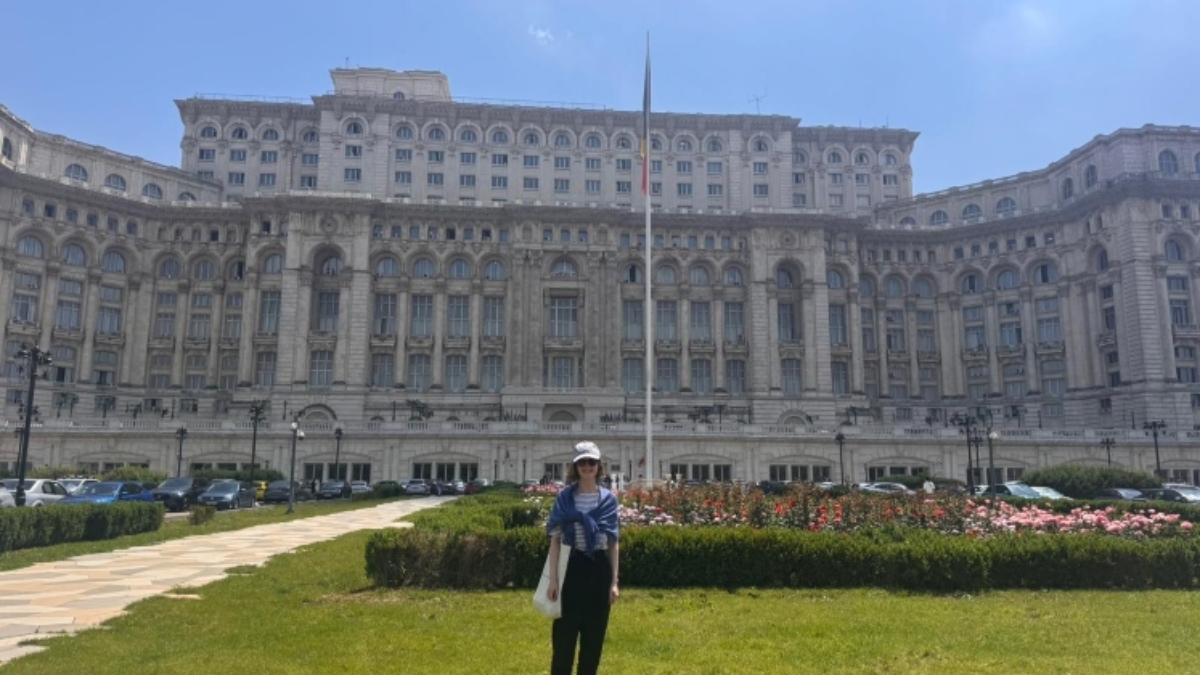 Student in front of the National University of Political Studies and Public Administration (SNSPA) 