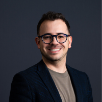 headshot of Jon Cardoso-Silva smiling at the camera