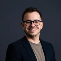headshot of Jon Cardoso-Silva smiling at the camera