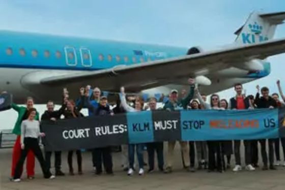 Supporters celebrating after Fossielvrij's win against KLM. Photo: Hermen van de Waal/Fossielvrij NL