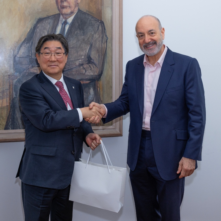 Korea University and LSE leadership shaking hands