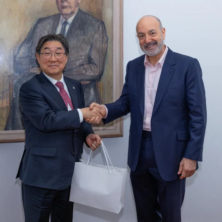 Korea University and LSE leadership shaking hands