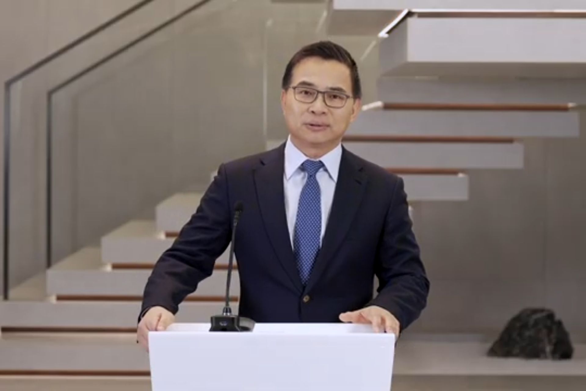 Lei Zhang, GSoS Co-founder, accepting the Energy Institute President’s Award