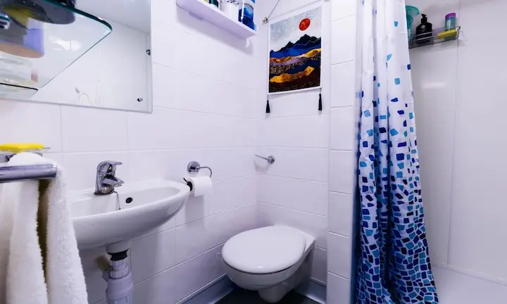 Lillian Knowles 1 Bed Flat Bathroom