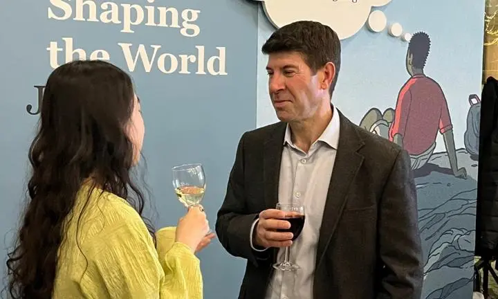 People talking to each other ta LSE's alumni reception.