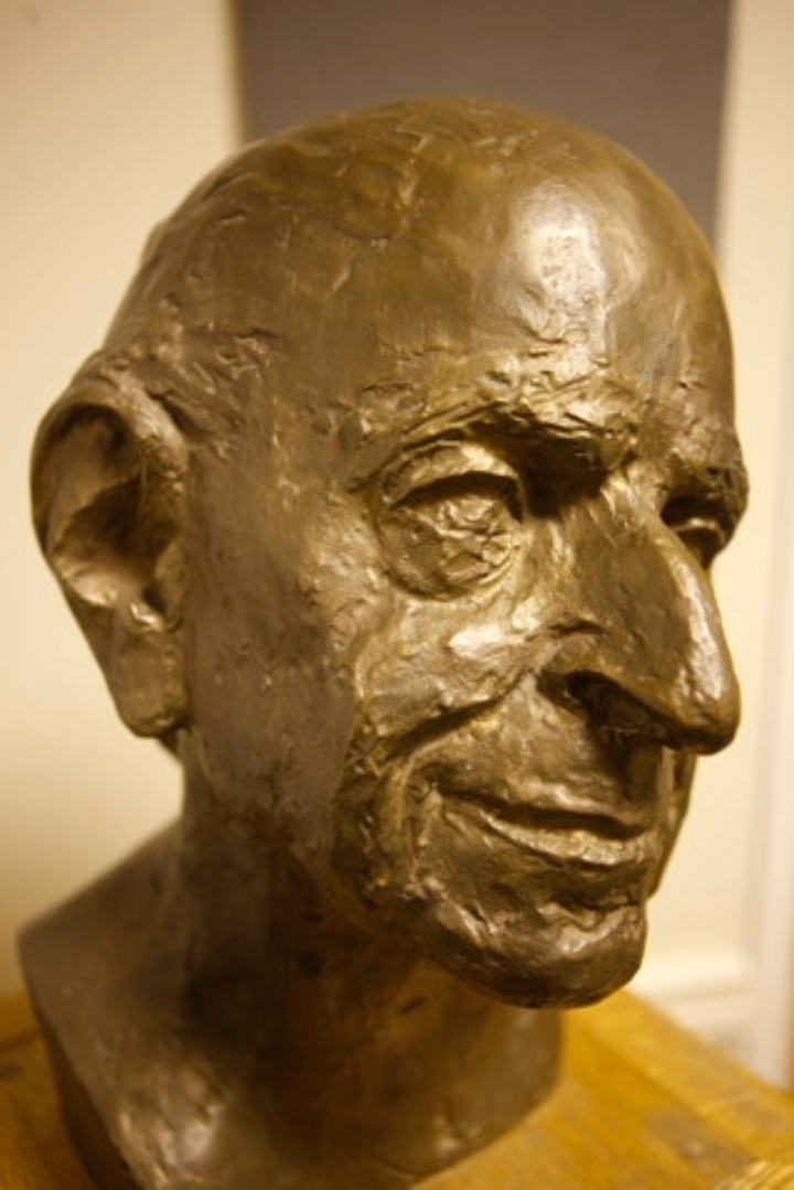 Karl Popper's bronze portrait inside LSE's Lakatos Building