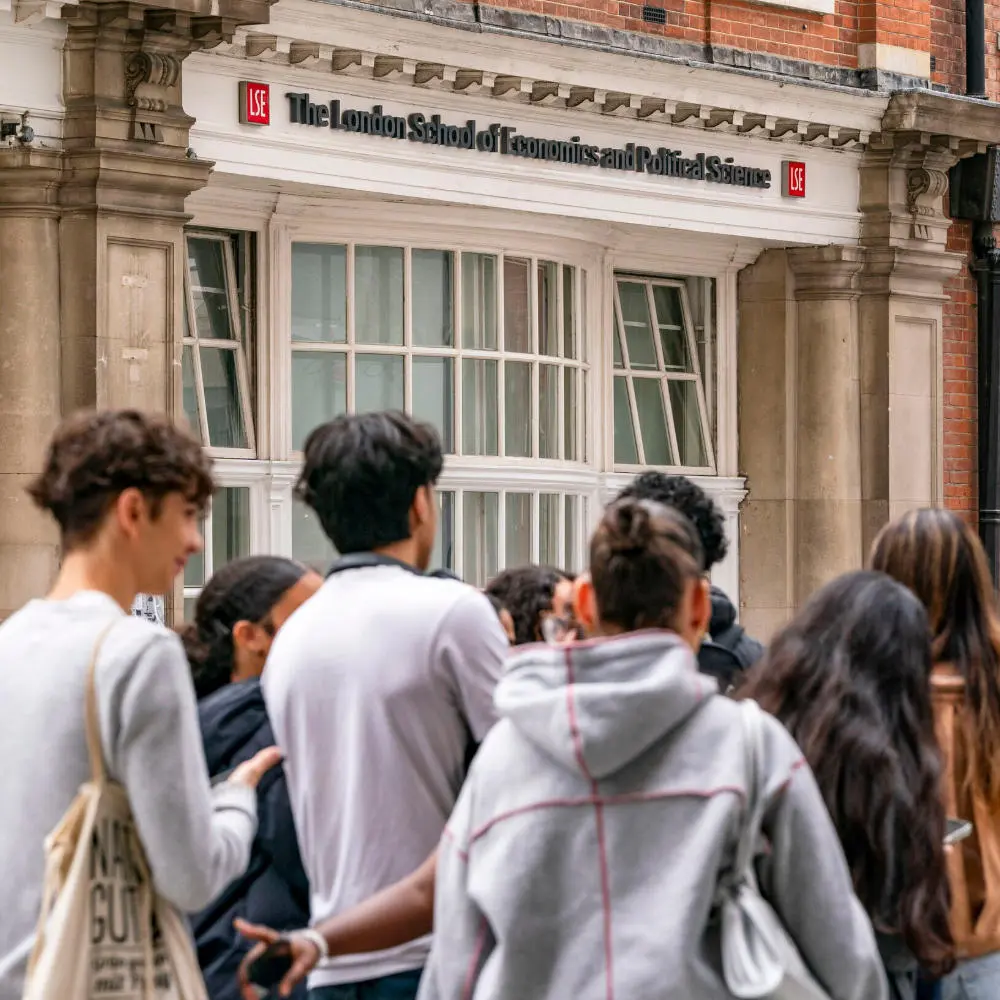 LSE Students walking outside the Lakatos Building.