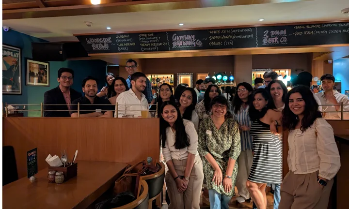 Alumni in Chengdu pose for a group photo during Welcome to the City.