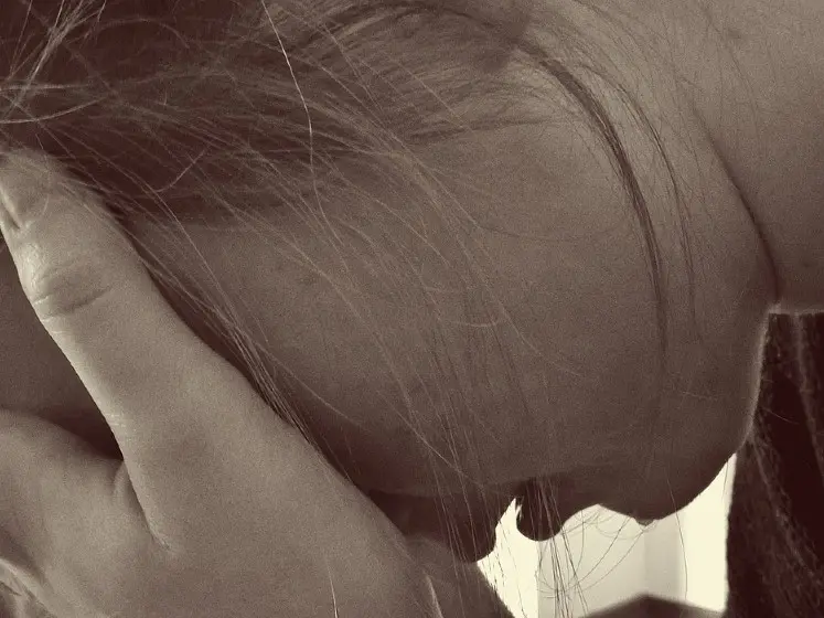 GirlHeadinHands747x560