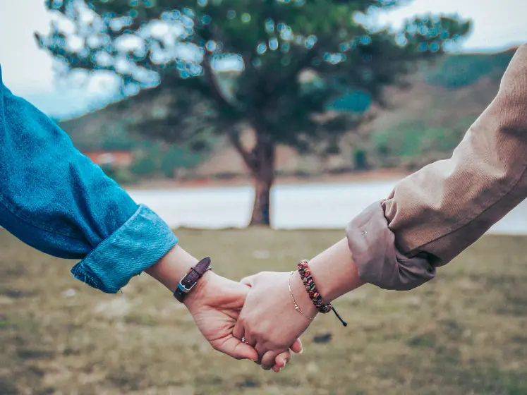 holdinghands747x560
