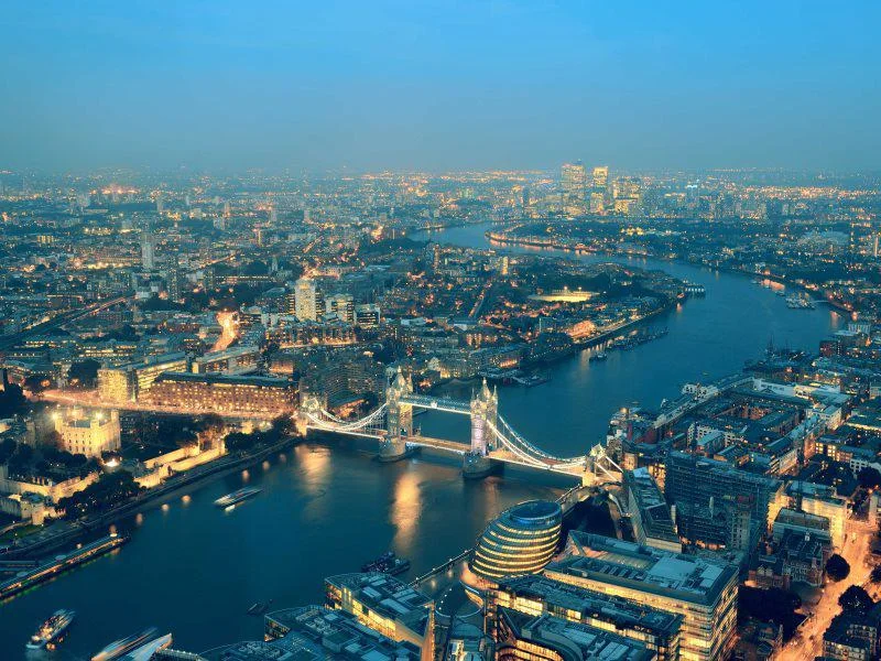 London at night 800x600