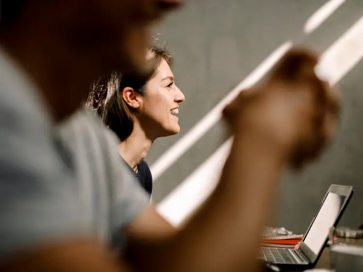 startupbusinessmeeting747x560