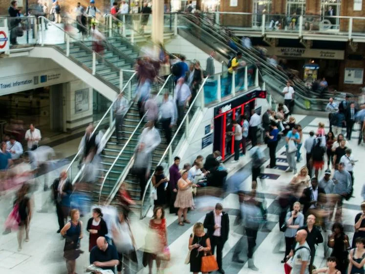 train station crowd 747 x 560