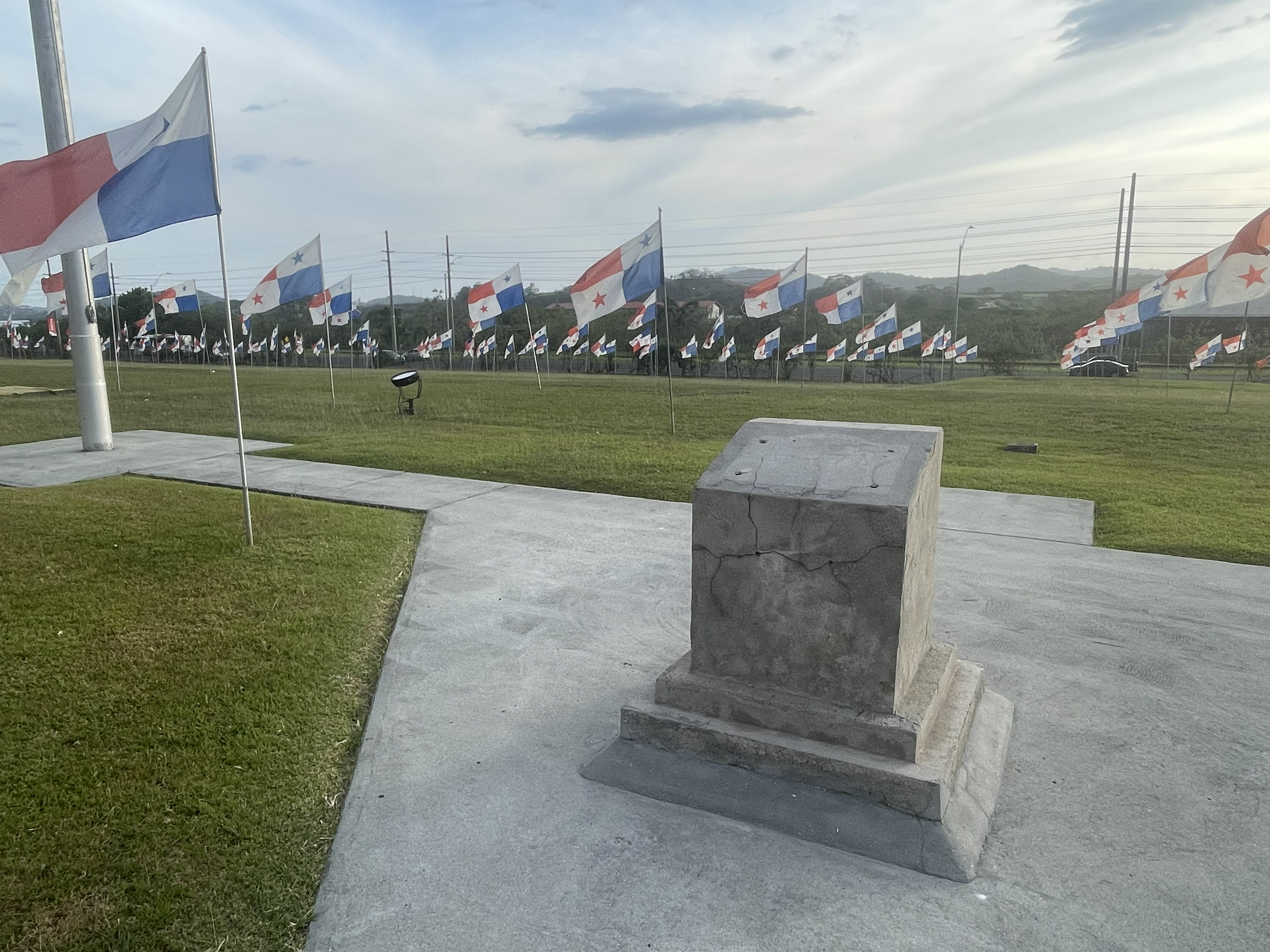 A pedestal representing the Panama city of knowledge, with some panamanian flags and the canal. 