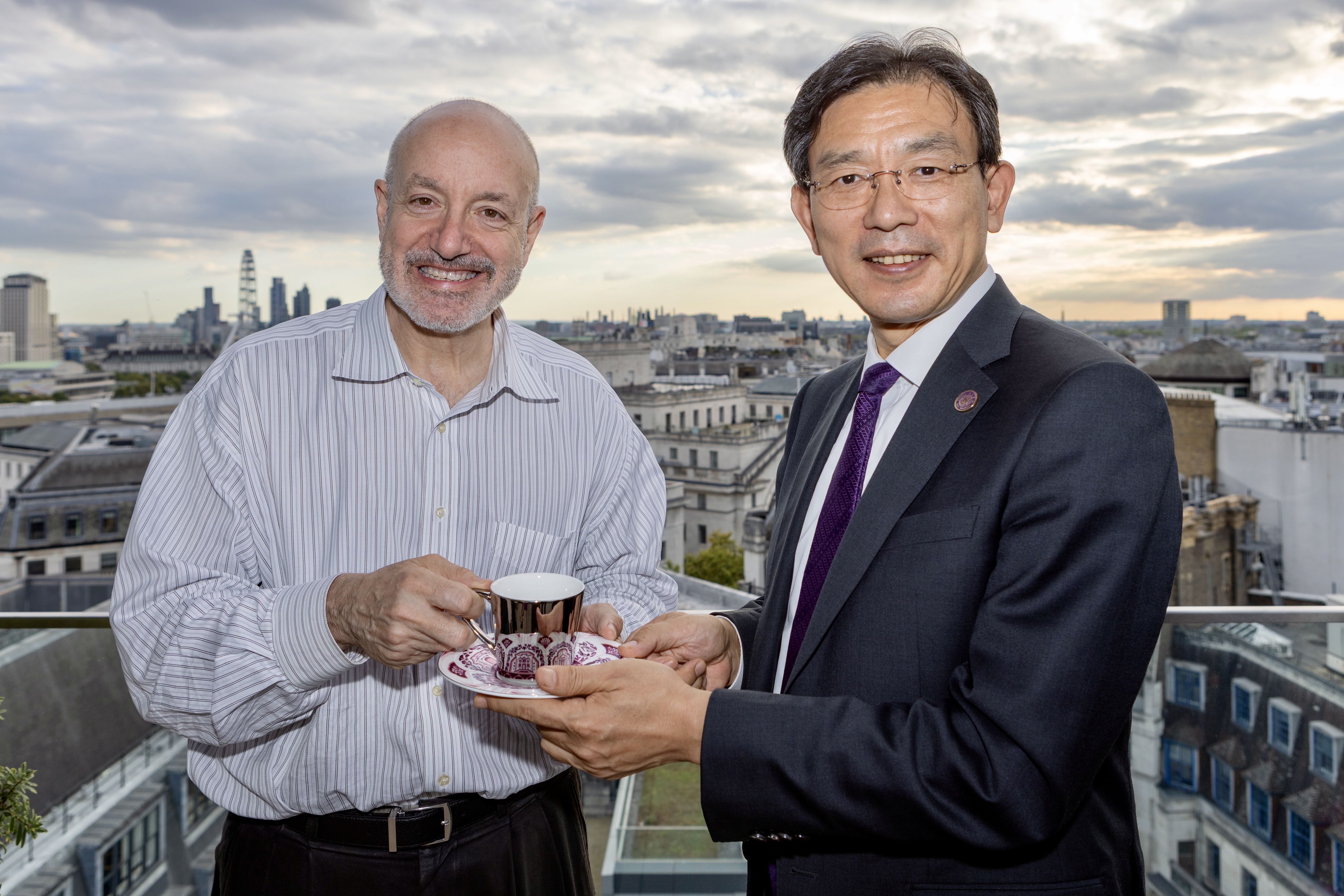 Professor Larry Kramer receiving a gift from Professor Li Luming