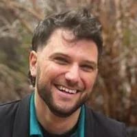 Dr Howie Rechavia-Taylor