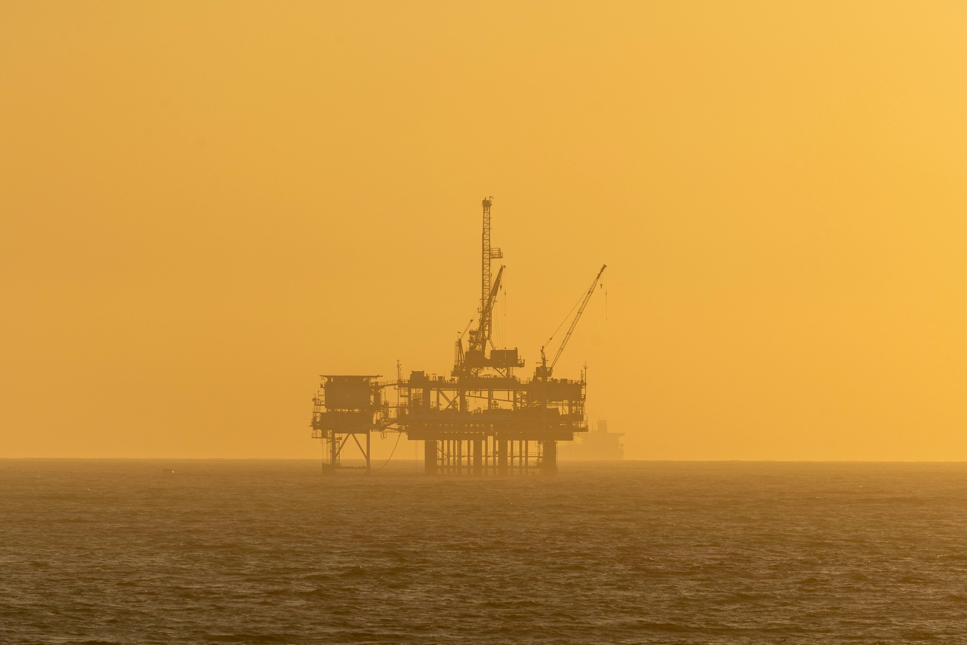 Offshore oil producing platform