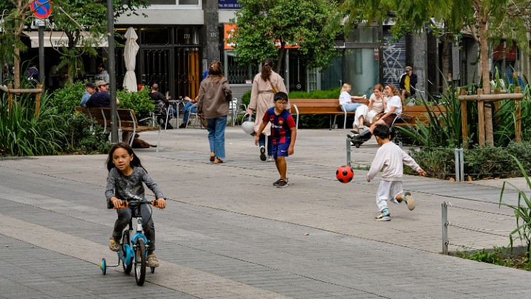 Children playing outdoors in a public square - Towards post-growth cities 