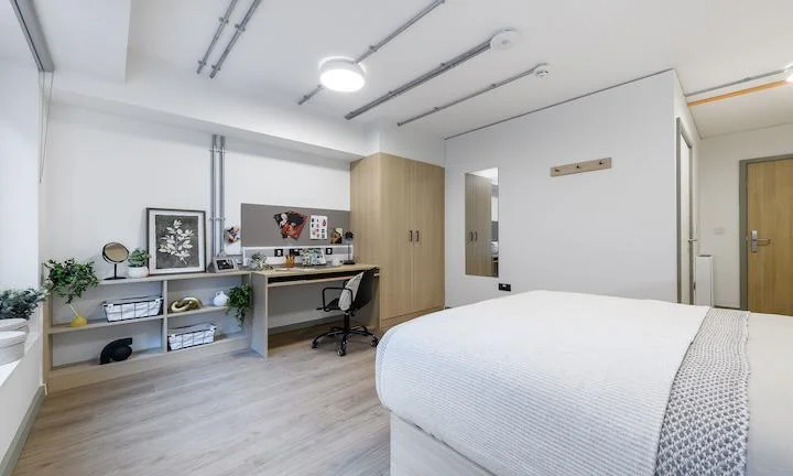 Large Single Ensuite Room