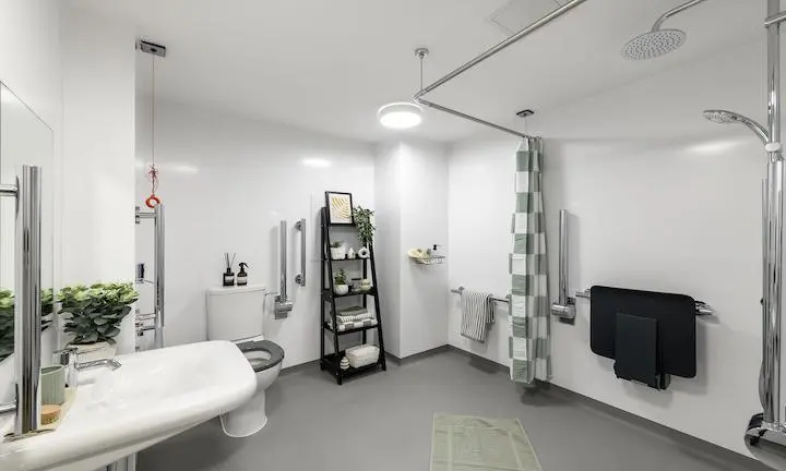 Large Single Ensuite Bathroom